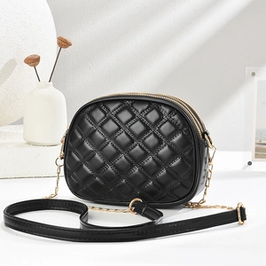 Petit sac bandoulière matelassé noir avec double fermeture éclair et chaîne dorée