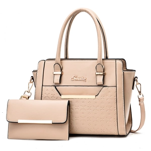 Ensemble sac à main et portefeuille beige avec gaufrage floral et logo en métal