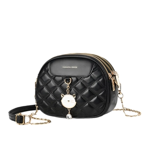 Sac bandoulière matelassé noir avec zips dorés et pendentif chat blanc