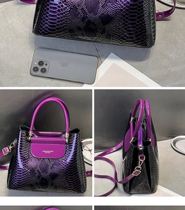 Détail du sac à main dégradé violet avec motif serpent, poignées et bandoulière