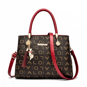 Sac à main élégant grande capacité avec motifs dorés et garniture en cuir rouge chic