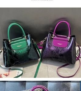 Détail de sacs à main élégants en cuir à motif crocodile en vert foncé et violet