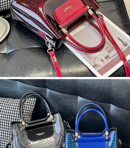 Détail de sacs à main brillants à motifs crocodile et serpent avec bandoulière amovible