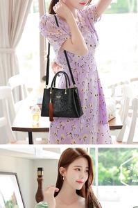 Détail du sac à main noir style chinois avec gaufrage floral et accessoire à pompon