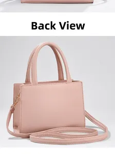 Vue arrière du sac à main en cuir rose avec double poignée et garniture dorée