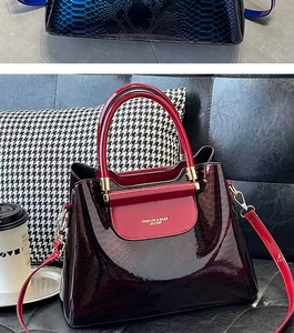 Détail du sac à main de luxe à motif crocodile avec dégradé bordeaux et logo doré
