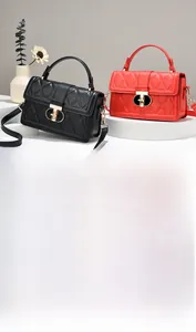 Détail de sacs matelassés noir et rouge avec fermoir rotatif doré et bandoulières réglables