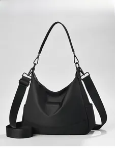 Details einer schwarzen wasserdichten Nylontasche mit verstellbarem Gurt und Mattschnalle