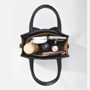 Sac à main noir en cuir litchi avec nœud, intérieur spacieux et détails dorés