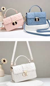 Détails de sacs à bandoulière matelassés en rose, bleu et blanc avec fermoirs métalliques