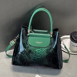 Élégant sac cabas vert émeraude avec motif crocodile, logo doré et double anses