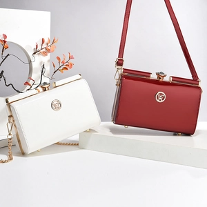 Pochettes en cuir verni brillant blanc et bordeaux avec cadre doré et logo W élégant