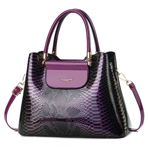 Sac à main violet élégant pour femme motif crocodile avec garniture dorée et bandoulière