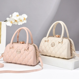 Sac à main en cuir synthétique matelassé avec fermoir cristal et bandoulière rose et blanc