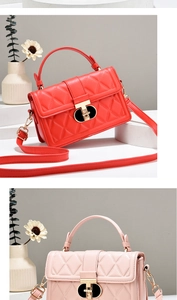 Détail de sacs matelassés en rouge et rose avec fermoir doré et bandoulière fine