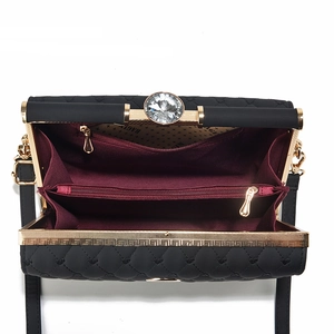 Pochette noire matelassée avec détails dorés et compartiments intérieurs spacieux