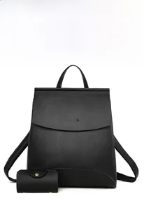 Detailansicht des schwarzen Lederrucksacks mit passender Brieftasche und Goldverschluss