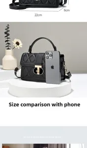 Détail du sac matelassé noir avec fermoir doré et guide des dimensions de 22cm