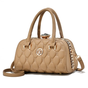 Sac à main en cuir matelassé beige avec logo doré et fermoir strass en forme de losange