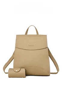 Detailansicht des khakifarbene Lederrucksack-Sets mit passender rechteckiger Brieftasche