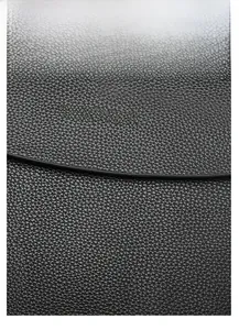 Nahaufnahme von schwarzem Kieselleder-Rucksack mit geprägtem FASHION & BAG Schriftzug