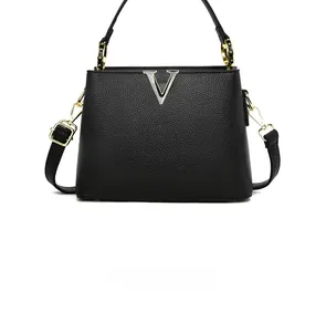 Vue arrière du sac à main en cuir litchi noir de luxe avec des accessoires en métal doré