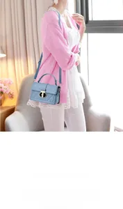 Détail du sac en cuir matelassé bleu montrant le fermoir doré et la texture peau