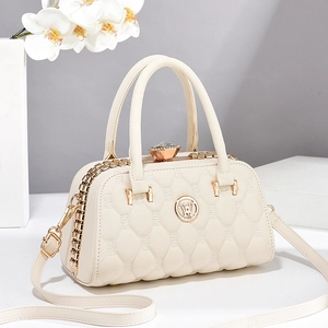 Détails du sac à main matelassé crème avec boucle en cristal et finitions dorées élégantes