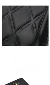 Détail de la texture en cuir matelassé noir et du fermoir doré du sac à main