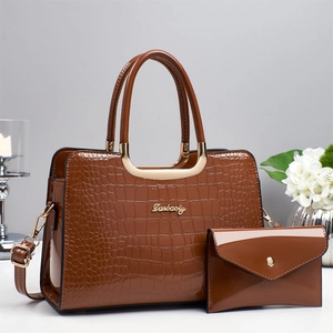 Détail du sac à main marron foncé effet crocodile avec pochette assortie