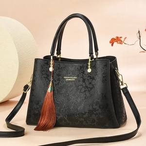 Sac à main noir classique pour femmes avec gaufrage floral et pompon élégant en cuir PU