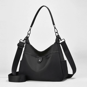 Minimalistische schwarze Nylon-Tragetasche mit verstellbarem Schultergurt
