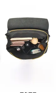 Detailansicht der Innenfächer eines schwarzen Rucksacks mit viel Stauraum für Utensilien