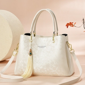 Sac à main beige élégant avec relief floral pendentif à glands et bandoulière amovible