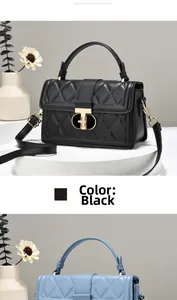 Détail de la texture cuir matelassé et fermoir en T doré sur sacs à main noirs et bleus