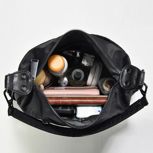Schwarze Nylontasche mit großem Fassungsvermögen für Geldbörse und Kosmetik