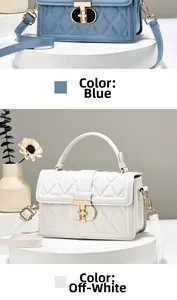 Détail d'un sac à main matelassé bleu et crème avec fermoir doré et bandoulières amovibles