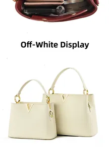 Vue détaillée de l'intérieur du sac bordeaux et de deux sacs à main blanc crème élégants
