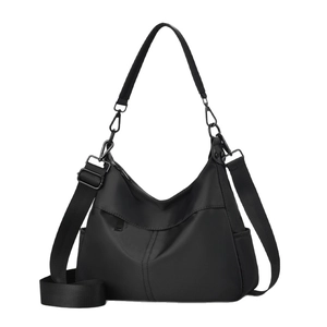 Minimalistische schwarze Nylon-Tragetasche mit breitem Gurt und matten Metallteilen