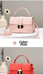 Vue détaillée de sacs à bandoulière matelassés rose et rouge avec fermoir rotatif