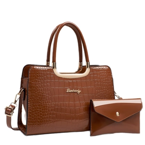 Ensemble sac à main marron effet crocodile en cuir verni avec pochette et détails dorés