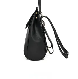 Seitenansicht des schwarzen Rucksacks aus genarbtem Leder mit goldenen Reißverschlüssen