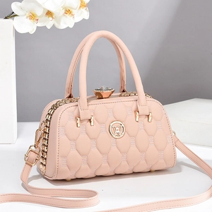 Détail du sac polochon matelassé rose avec cristal de diamant et logo doré