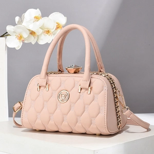 Sac à main en cuir matelassé rose avec fermoir en cristal et bandoulière amovible