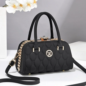Détail d'un sac à main matelassé noir avec finitions dorées et fermoir bijou élégant