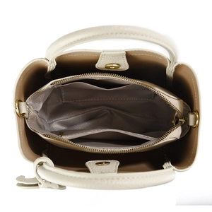 Sac fourre-tout chic en cuir beige avec compartiments intérieurs et ferrures dorées