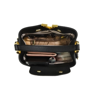 Sac à main chic en cuir noir grainé avec fermoir doré en V et grande capacité de rangement