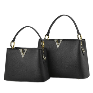 Ensemble de sacs à main en cuir grainé noir avec logo V doré et poignées robustes