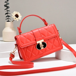 Sac à bandoulière matelassé rouge élégant avec fermoir doré en T et sangle réglable