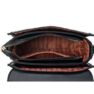 Sac bandoulière matelassé noir avec trois compartiments et doublure rayée élégante